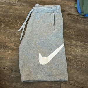 Men’s grey Nike shorts size small